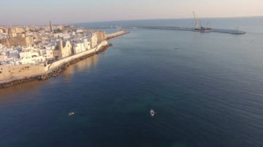 Deniz manzarası ve Monopoli şehir