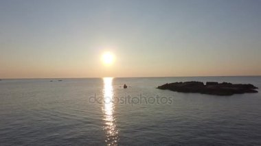 Deniz manzarası ve Monopoli şehir