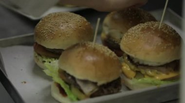 Şef hamburger yemek