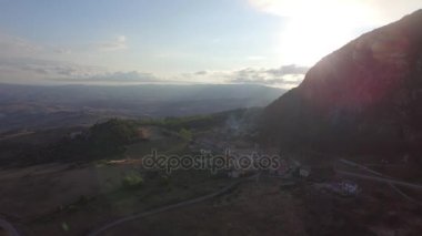 Basilicata köyde ile yeşil tepeler