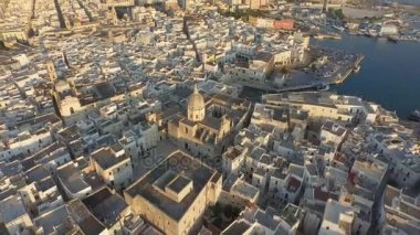 Monopoli şehir ve Güney İtalya güzel waterfront havadan görünümü 