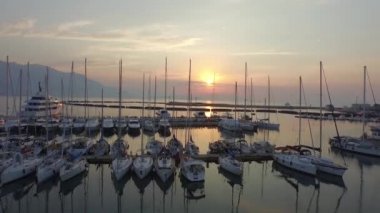 günbatımı Harbor yelkenli tekne ile