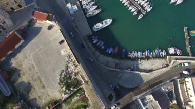 Yelkenli tekneler ve İtalyan kıyısında binalar