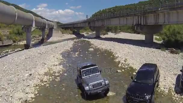 Jeep τα αυτοκίνητα στέκονται κάτω από γέφυρα — Αρχείο Βίντεο