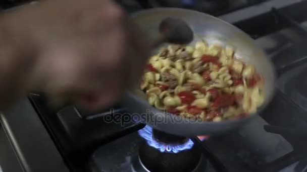 Szef kuchni, gotowania mięsa makaron z pomidorami — Wideo stockowe