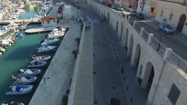 Парусные лодки и здания на итальянском побережье — стоковое видео