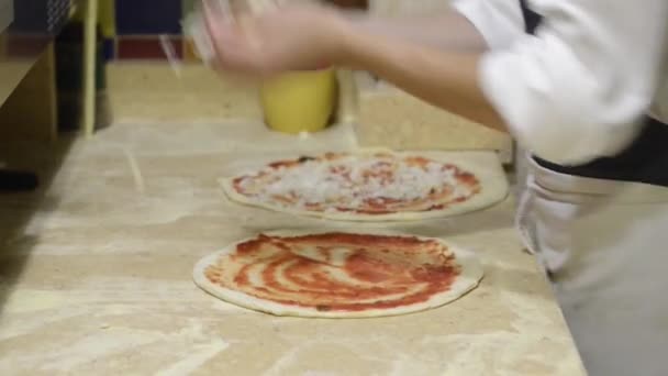 Şef Pizza pişirme — Stok video