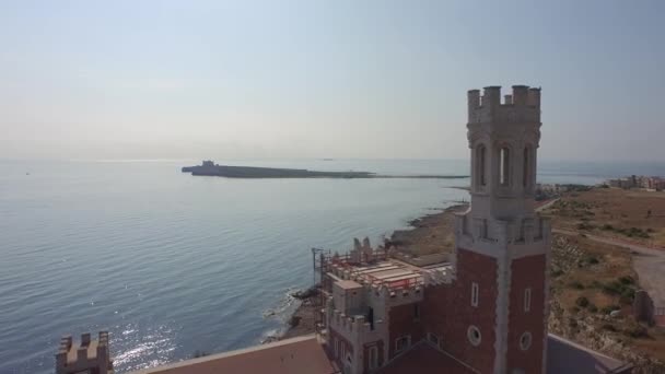 Schloss an der Küste von Portopalo — Stockvideo