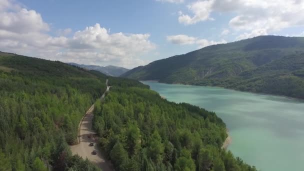 Camino y lago en Basilicata — Vídeos de Stock