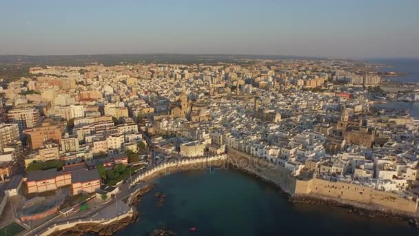 Monopoli stad en waterfront — Stockvideo