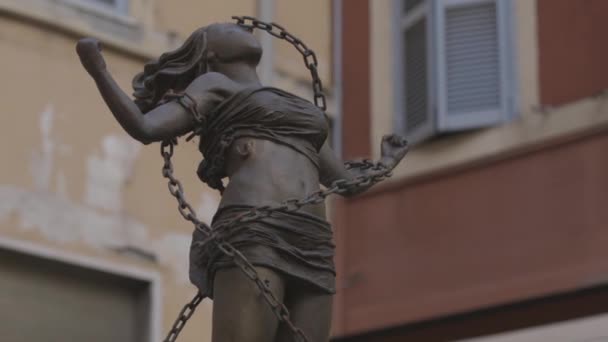 Estatua de mujer encadenada — Vídeos de Stock