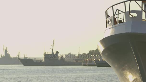 Πλοία που σταθμεύουν σε προκυμαία — Αρχείο Βίντεο