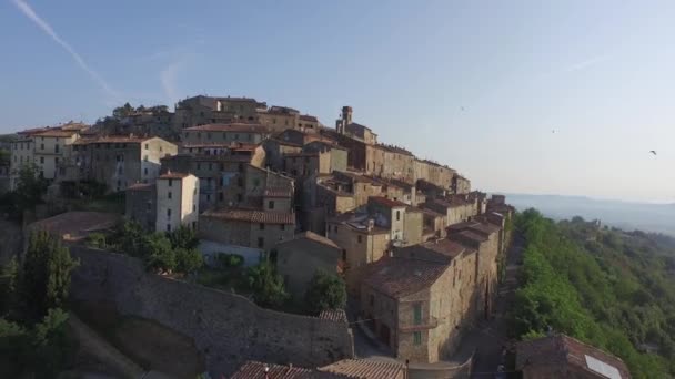 Village in Tuscan hills — Stock Video