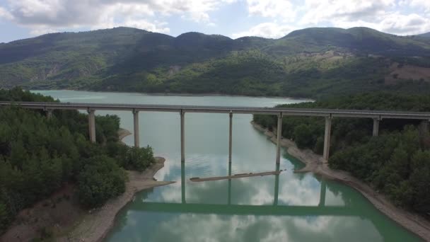 Estrada e lago em Basilicata — Vídeo de Stock