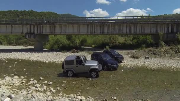 Jeep autó állandó híd alatt — Stock videók