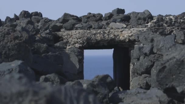 Vista del mar a través de las rocas — Vídeo de stock