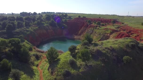 Boksit madeni Otranto gölde ile — Stok video