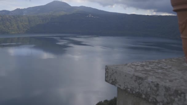Λίμνη στο συννεφιασμένη μέρα — Αρχείο Βίντεο