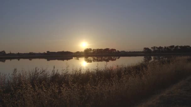 Günbatımı ile manzara ve bay — Stok video