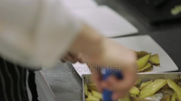 Szef kuchni, wprowadzenie smażone ziemniaki — Wideo stockowe
