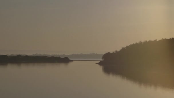 Tó gyönyörű napkeltekor — Stock videók