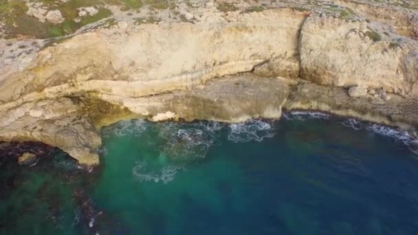 Costa rochosa em Faro — Vídeo de Stock