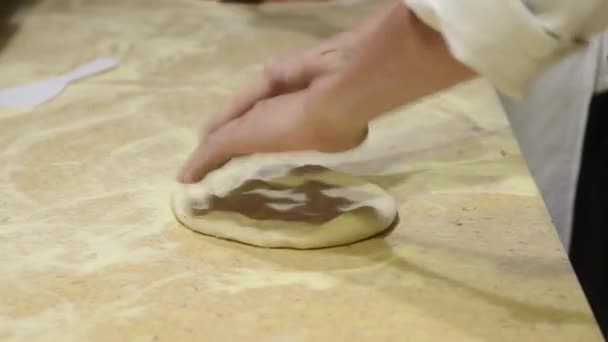 Chef impasto di pilling per pizza — Video Stock