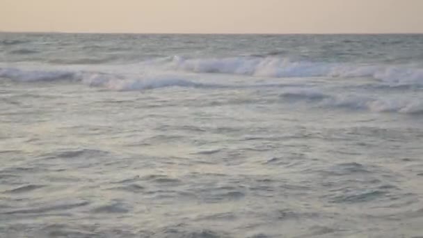 Ondas que correm para o mar — Vídeo de Stock