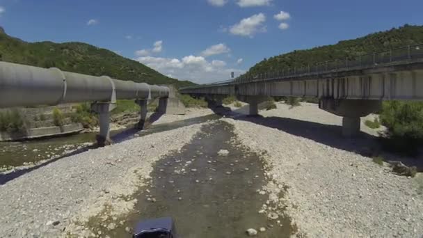 Jeep coches de pie debajo del puente — Vídeo de stock