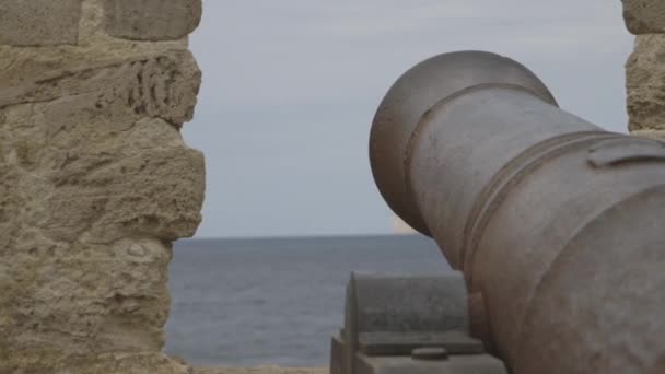 Главное орудие в старой крепости — стоковое видео