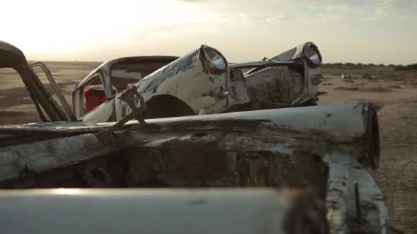 Carros danificados no deserto tunisiano — Vídeo de Stock