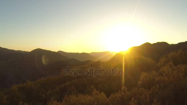 Hermoso amanecer en las montañas — Vídeos de Stock