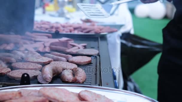 Человек готовит мясо на гриле — стоковое видео