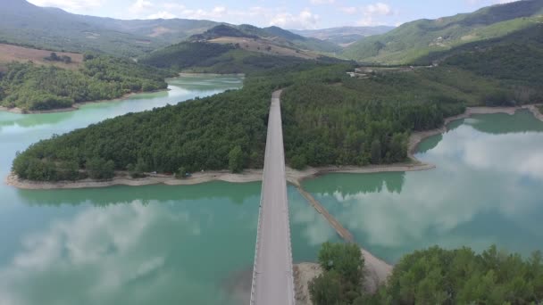 Camino y lago en Basilicata — Vídeos de Stock