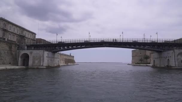 Canal in Taranto, Italië — Stockvideo