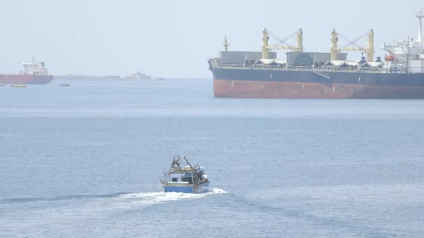 Motorboat riding in port of Taranto — Stock Video