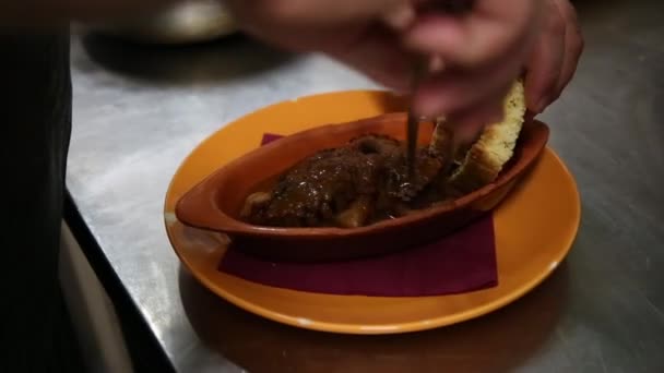 Декоративная тарелка шеф-повара с осьминогом — стоковое видео