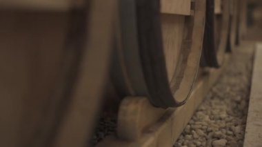 Closeup ahşap varil şarap mahzeni şarap ile 