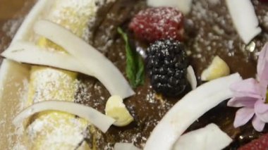 Taze çilek ve çikolata süsler ile dekore kek Close-up.