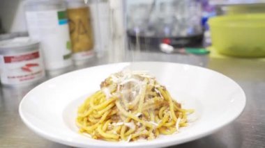 Spagetti plaka parmesan peyniri koyarak Şef