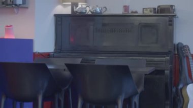 Antika Çaydanlıklar ve oda koltuklarda Vintage siyah piyano.