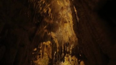 hafifleyen tavan sarkıt ile karanlık mağaranın. Castellana Grotte, İtalya