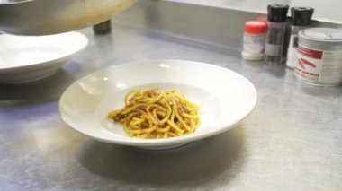 Spagetti makarna plaka hizmet veren aşçı