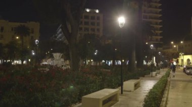 Neredeyse boş gece yanlışlıkla bazı insanlarla sokak