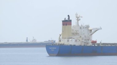 tüccar gemileri ayakta liman bölgesinde, Taranto, İtalya