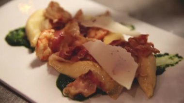 insan çanak köfte ve yeşil bitkisel yağda jambon ile koyarak peynir dilimleri eller