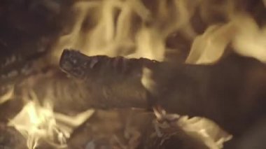 bir şöminede yanan günlüklerinin yakın çekim