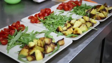 Kızarmış et sliceon tablo yan yemekler ile koyarak adam 