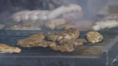 portre profesyonel Chef barbekü ızgara et hazırlama 