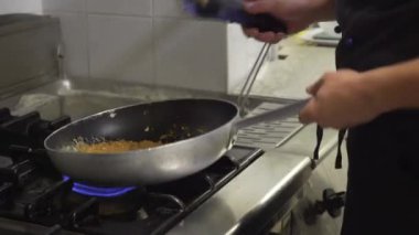 erkek Şef tavada makarna pişirme yakın çekim 